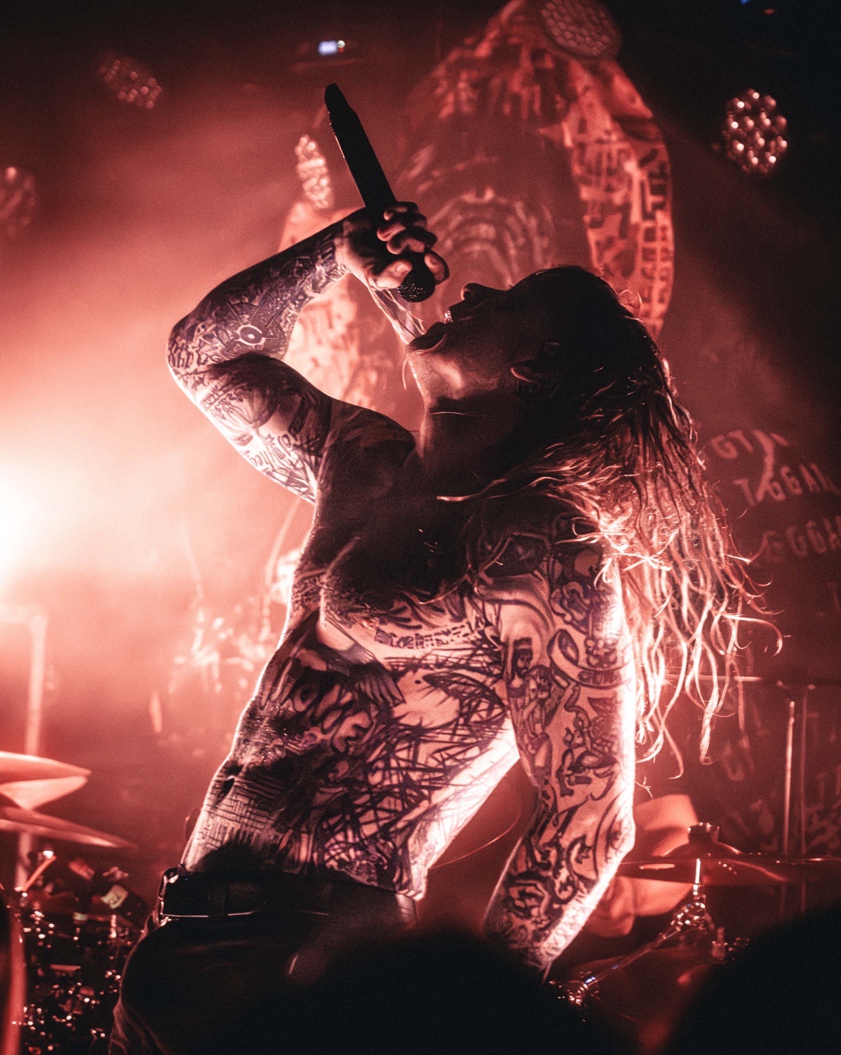 KING 810 / 2026 — Vocalist performing under red stage lights